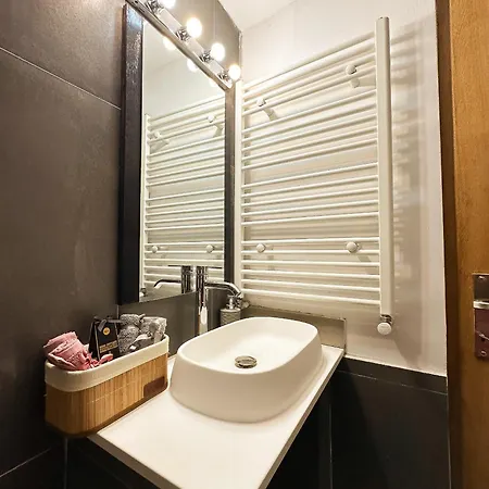 Sunflower Free Parking Apartment